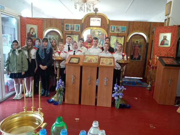 Школьники приняли участие в Божественной литургии в храме Архангела Михаила ст. Староджерелиевской